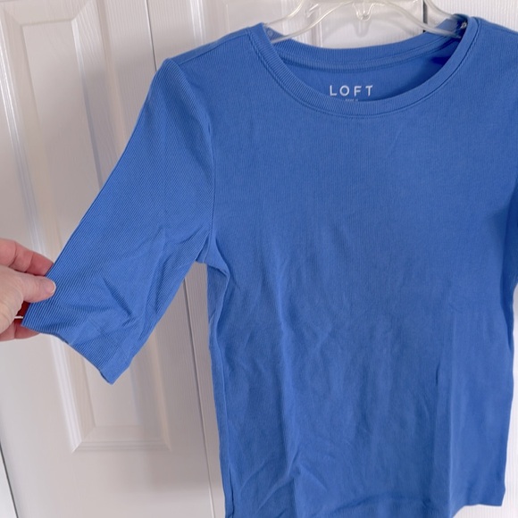 *LIKE NEW* LOFT Women's Periwinkle Ribbed Crew Neck Longer Sleeved Tee - Size M - Picture 3 of 8